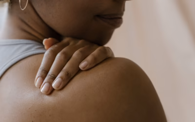 Kystes sébacés, lipomes et grains de beauté : Comment dérouler une exérèse dermatologique sans cicatrice visible ?